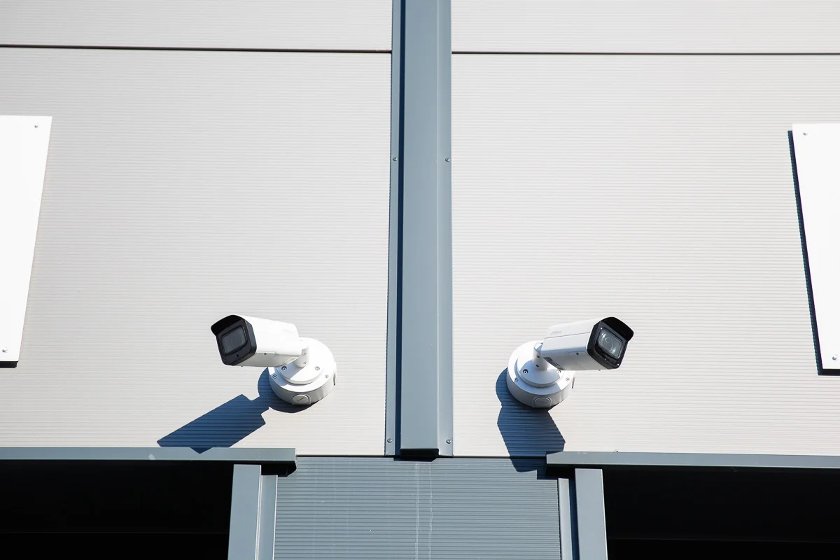 Twee beveiligingscamera's gemonteerd op de gevel van een modern industrieel pand aan de Laan van s-Gravenmade.